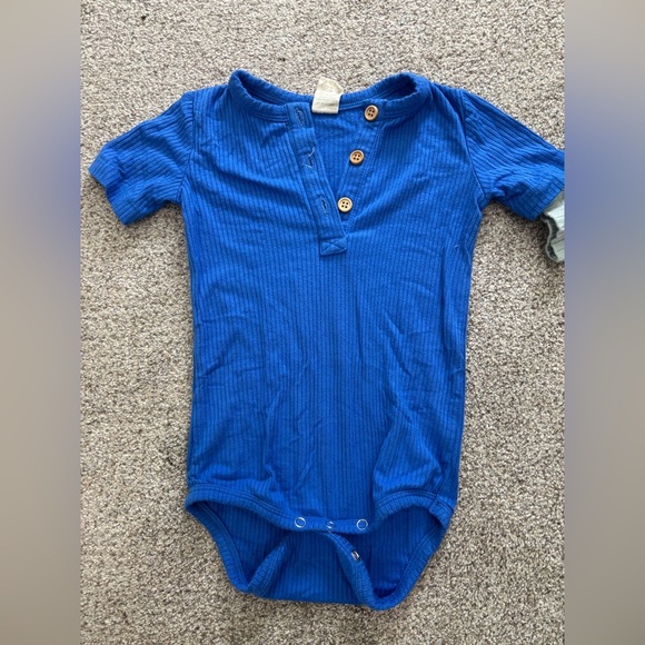Lot of kate quinn short sleeve bodysuit/henley tee organic cotton modal 6-12 mo - Picture 2 of 3